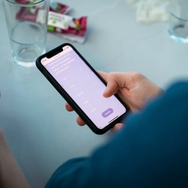 Schüler beantwortet Frage am Smartphone bei der Jugendklimakonferenz 2023