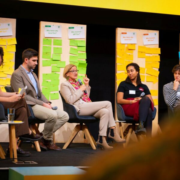 LH Johanna Mikl-Leitner mit Schülerinnen und Schülern bei der Jugendklimakonferenz 2023