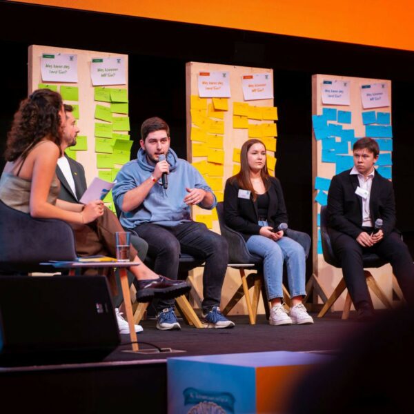 Schülerinnen und Schüler mit Experten bei der Jugendklimakonferenz 2023