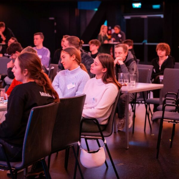 Schülerinnen und Schüler im Publikum bei der Jugendklimakonferenz 2023