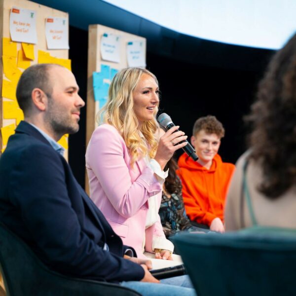 Linda Lime am Podium bei der Jugendklimakonferenz 2023