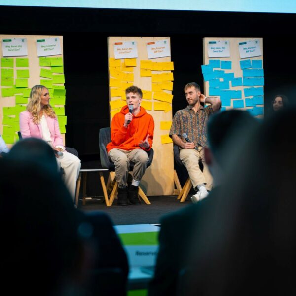 Schüler und Schülerinnen am Podium bei der Jugendklimakonferenz 2023