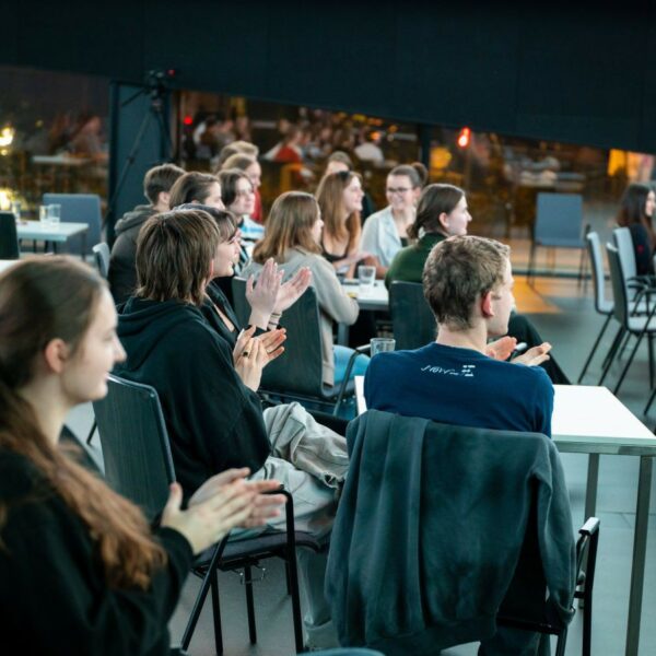 Klatschende Schülerinnen und Schüler im Publikum bei der Jugendklimakonferenz 2023