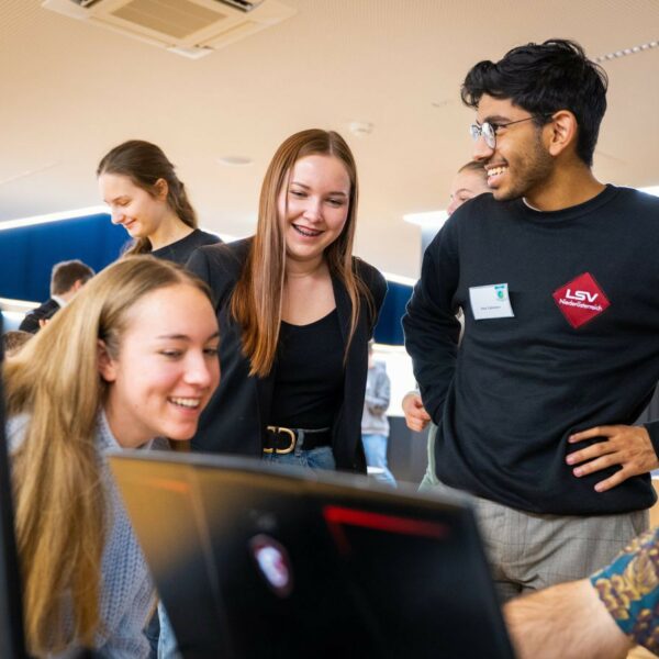 Lachende Schülerinnen und Schüler bei der Jugendklimakonferenz 2023
