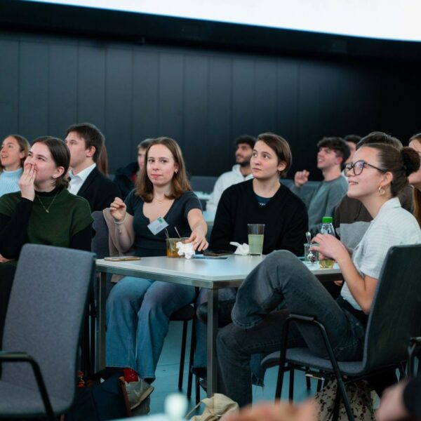 Schülerinnen und Schüler im Publikum bei der Jugendklimakonferenz 2023