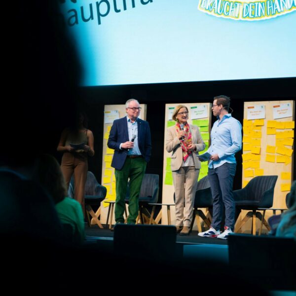 LH Johanna Mikl-Leitner und Stephan Pernkopf mit Moderatoren bei der Jugendklimakonferenz 2023