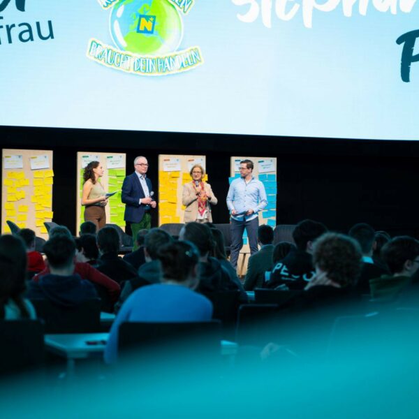 LH Johanna Mikl-Leitner und Stephan Pernkopf mit Moderatoren bei der Jugendklimakonferenz 2023