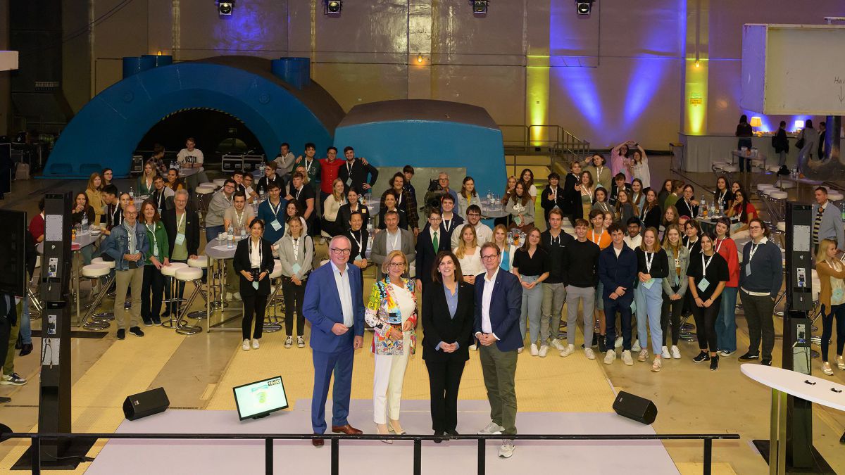 Gruppenbild der Teilnehmerinnen und Teilnehmer mit LH Johanna MIkl-Leitner und LH-Stv Stephan Pernkopf.