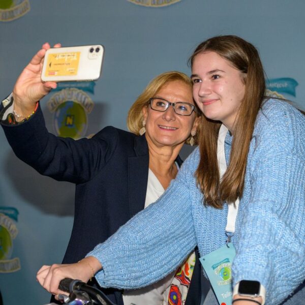Selfie einer Schülerin mit Johanna Mikl-Leitner.