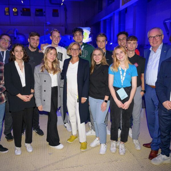Gruppenfoto mit LH Johanna Mikl-Leitner und LH-Stv Stephan Pernkopf.