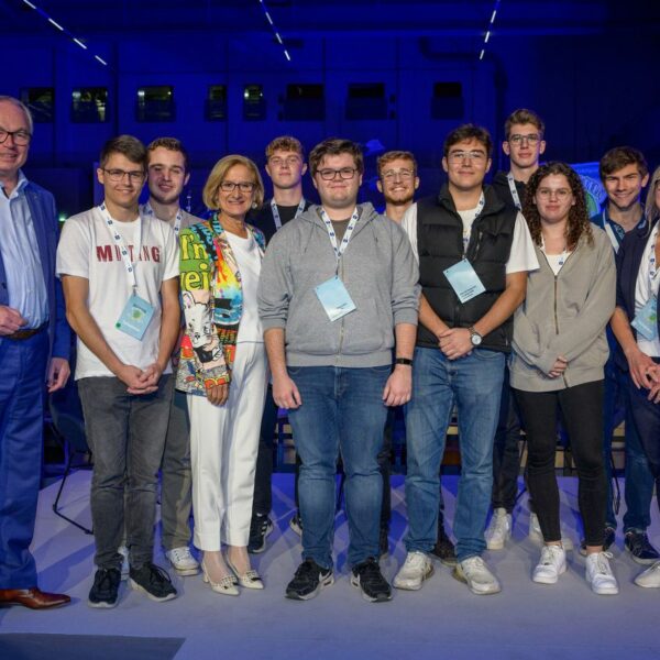 Gruppenfoto mit LH Johanna Mikl-Leitner und LH-Stv Stephan Pernkopf.