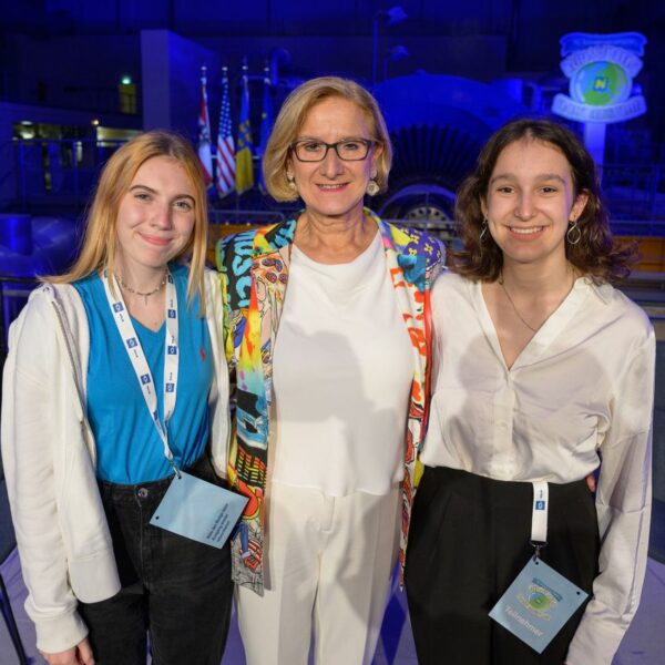 Schülerinnen mit LH Johanna Mikl-Leitner.