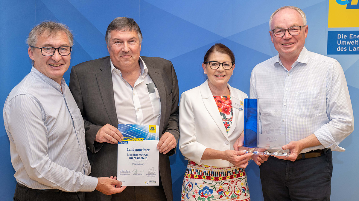 Gruppenbild: Herbert Greisberger (eNu), GR Udo Sacher, Bgm. Ingrid Klauninger (Theresienfeld), LH-Stv. Stephan Pernkopf