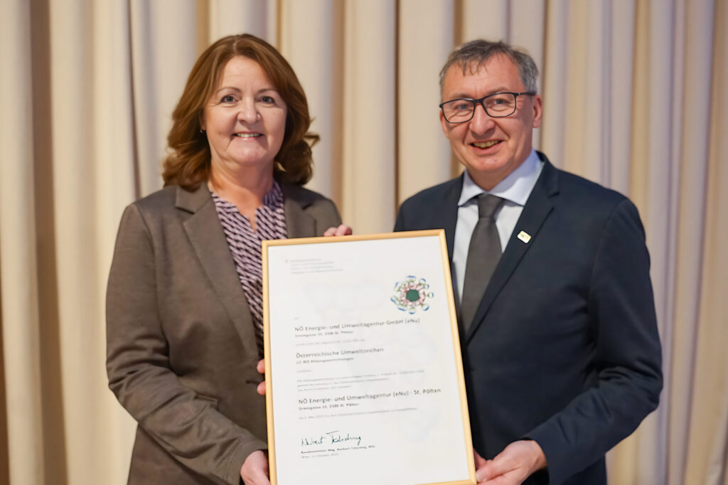 Christa Ruspeckhofer und Herbert Greisberger präsentieren das Umweltzeichen-Zertifikat