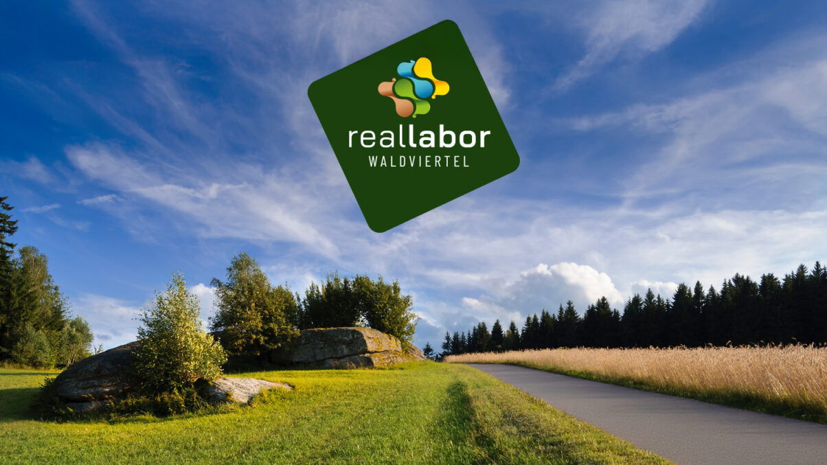 Waldviertler Landschaft mit dem Logo des Reallabor Waldviertel