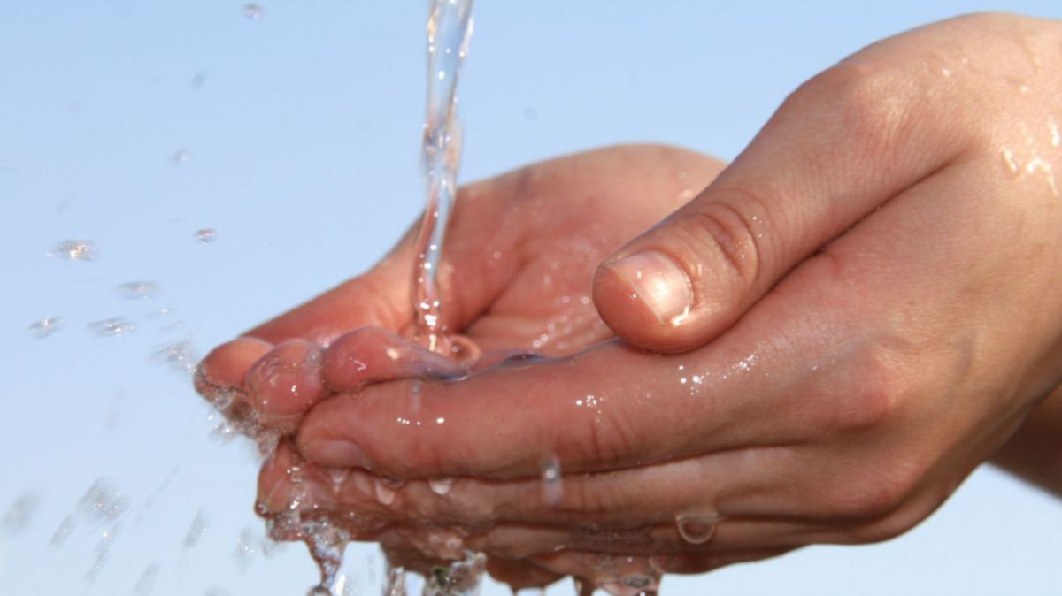 Wasser fließt in Hände