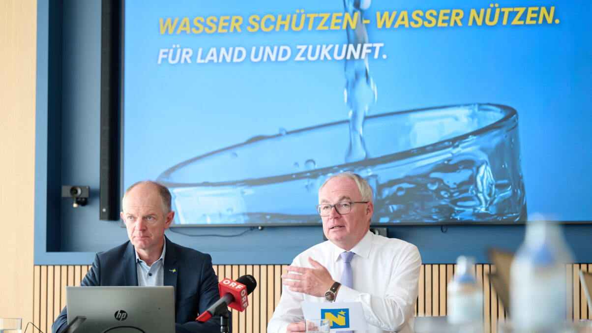 LH-Stellvertreter Stephan Pernkopf und Martin Angelmaier, Leiter der Gruppe Wasser beim Amt der NÖ Landesregierung am Podium