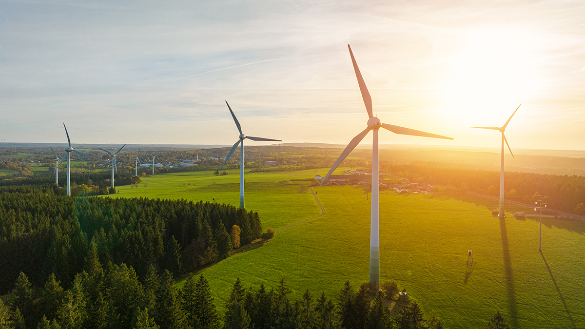 Windräder in einer ländlichen Gegend