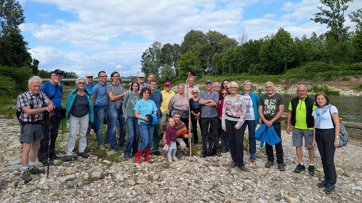 Gruppenbild der Exkursionsteilnehmerinnen und -teilnehmer vor der Ybbsmündung
