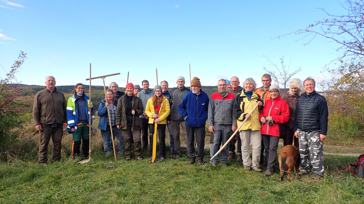 Gruppenbild der Helferinnen und Helfer beim Pflegeeinsatz am Ziererberg