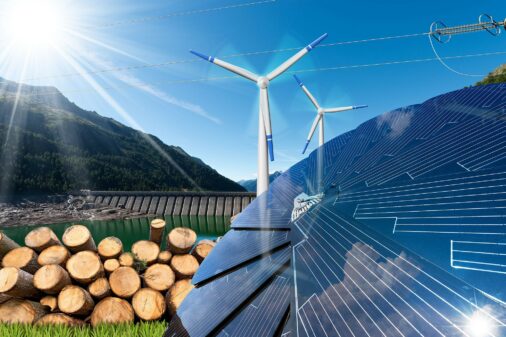 Holz, Windrad und Photovoltaik - darüber Stromleitung