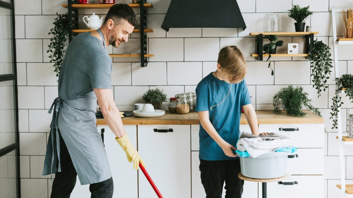 Familie erledigt gemeinsam Haushaltstätigkeiten.