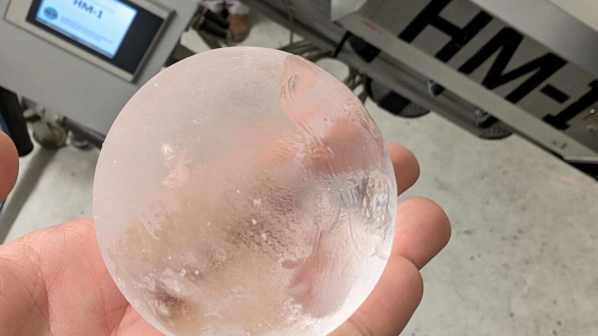 Ein Hagelsimulationsgeschoss wird verwendet um Baumaterialien zu testen.