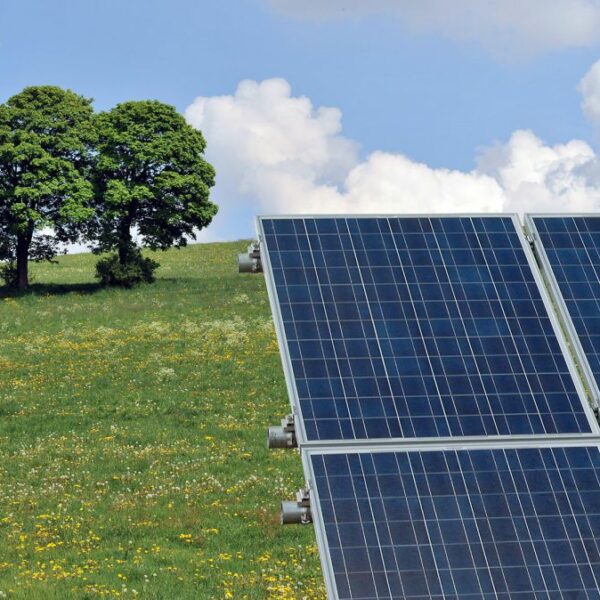 Photovoltaik-Anlagen auf ungenützten Flächen können für die Stromproduktion von großem Vorteil sein.